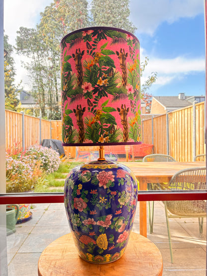 Blauw gebloemde dekselvaaslampenvoet