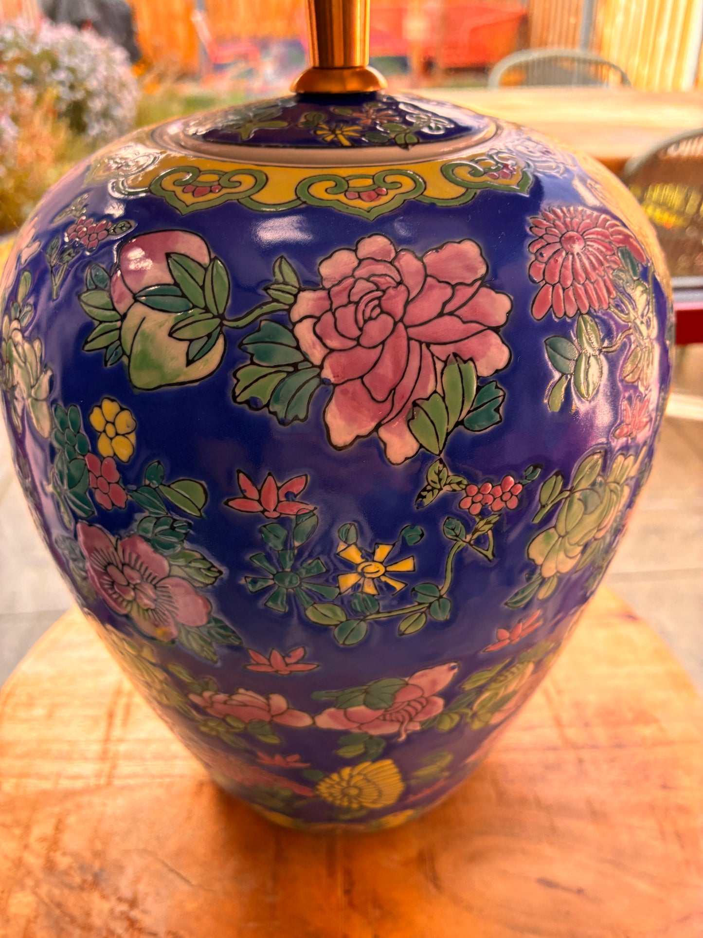 Blauw gebloemde dekselvaaslampenvoet