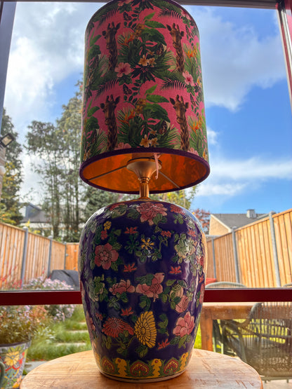 Blauw gebloemde dekselvaaslampenvoet