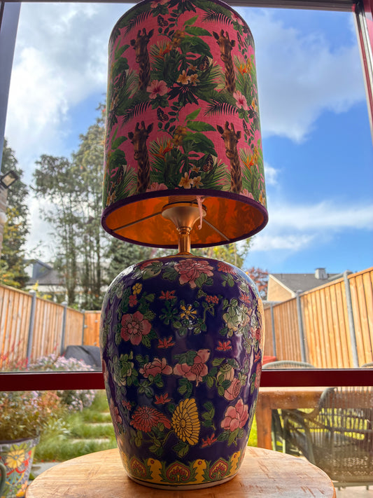 Blauw gebloemde dekselvaaslampenvoet