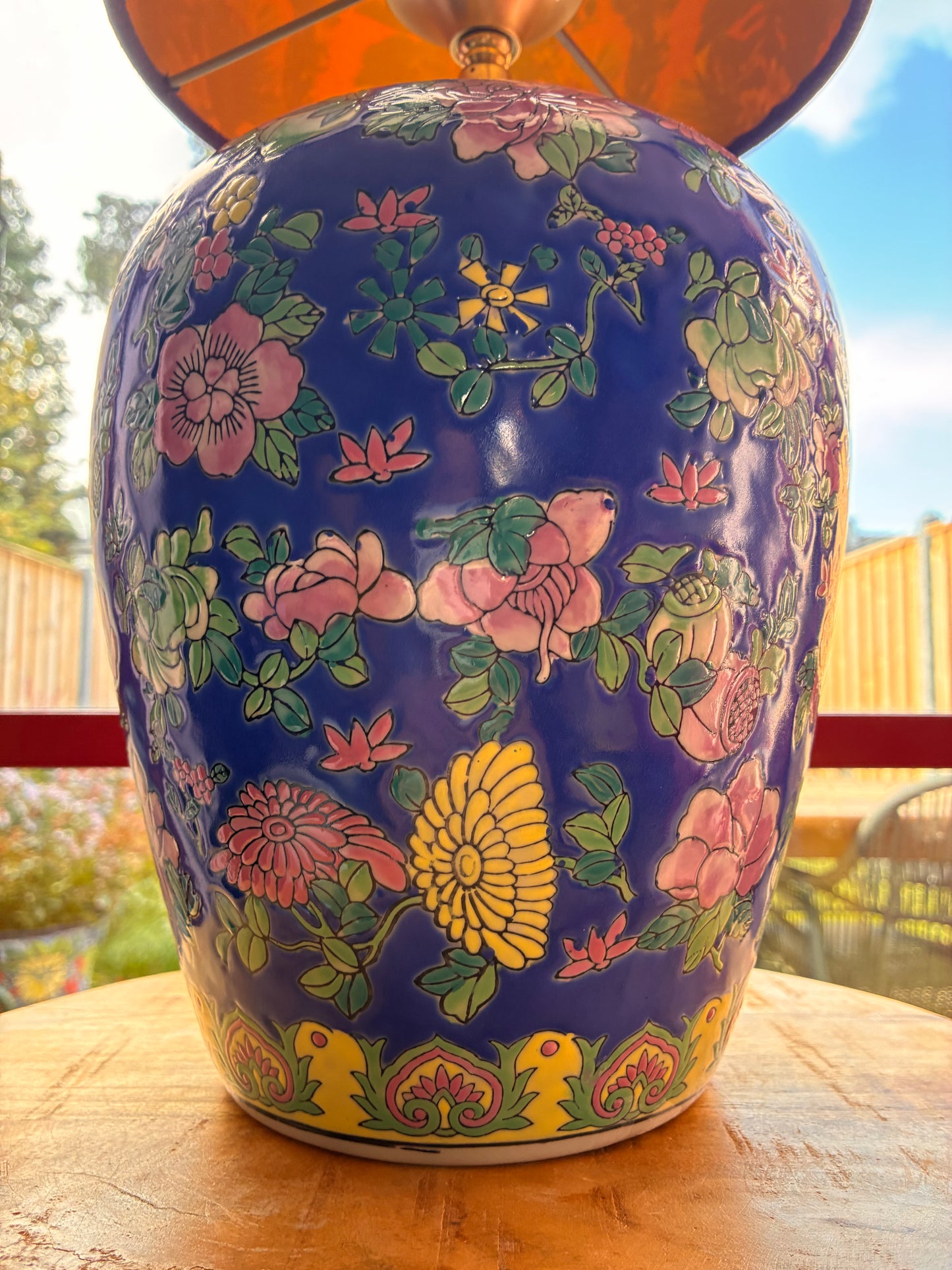 Blauw gebloemde dekselvaaslampenvoet