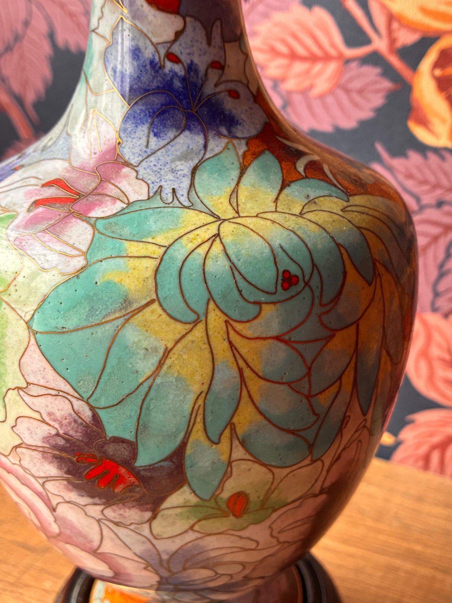 Cloissoné-vaaslampenvoet met bloemen