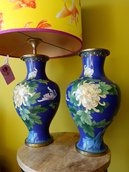 Grote lampenvoet cloissoné-vaas (links)