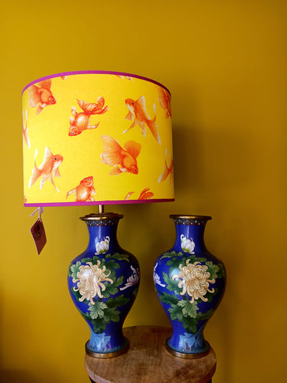 Grote lampenvoet cloissoné-vaas (links)