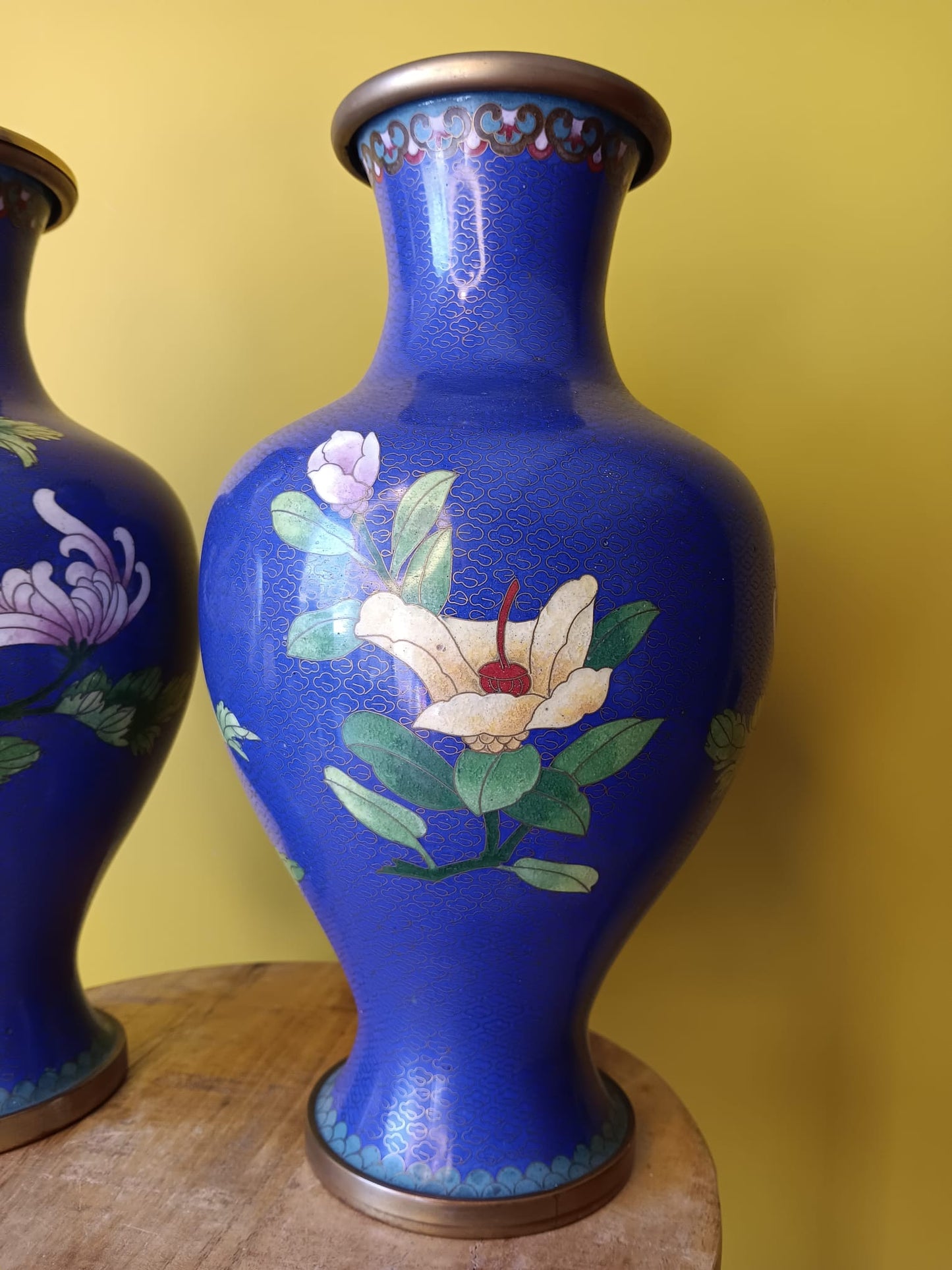 Grote lampenvoet cloissoné-vaas (links)