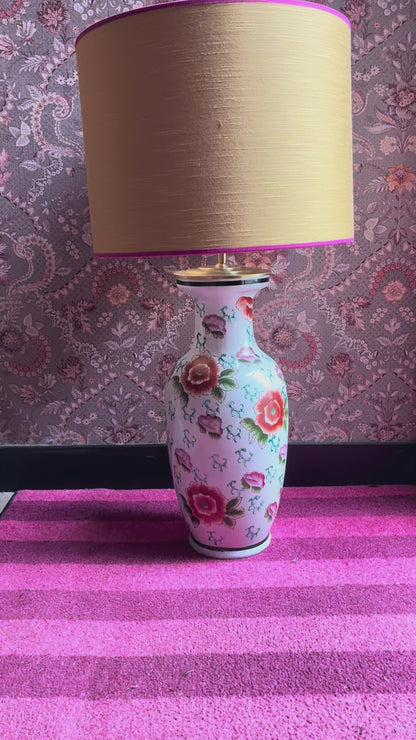 Grote witte, gebloemde lampenvoet