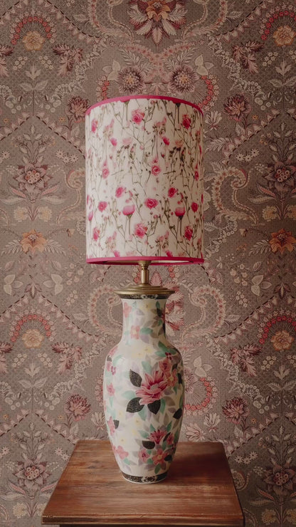 Witte lampenvoet met gekleurde bloemen
