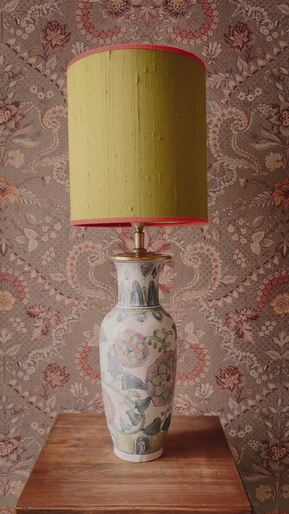 Witte lampenvoet met gekleurde bloemen