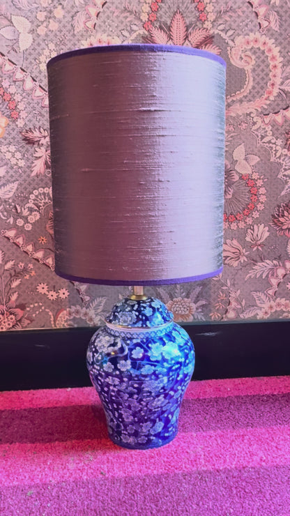 Blauwe lampenvoet met witte bloemen