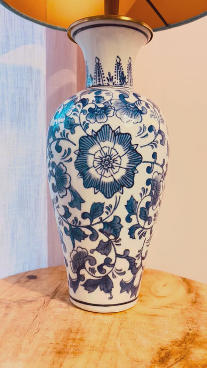 Blauw met witte lampenvoet