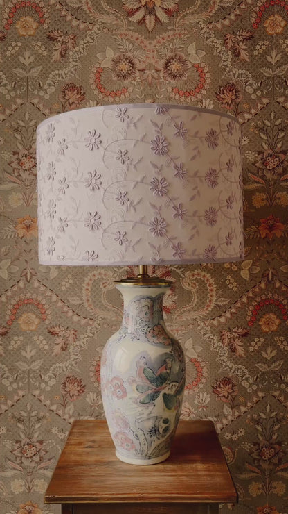 Witte lampenvoet met gekleurde bloemen