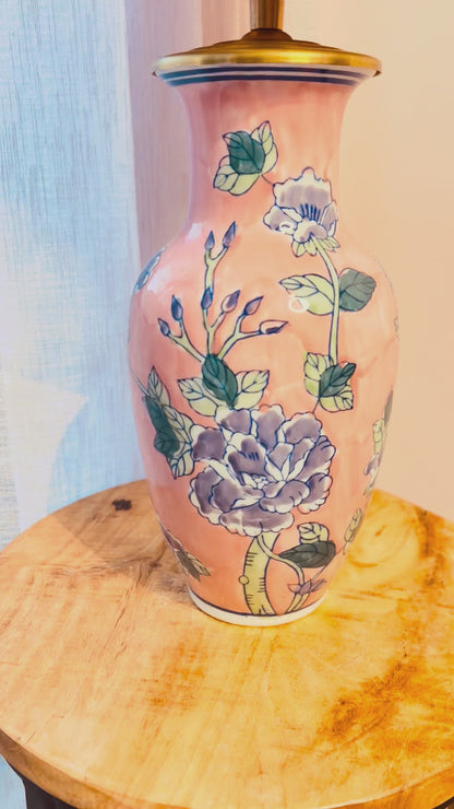 Roze lampenvoet met bloemen