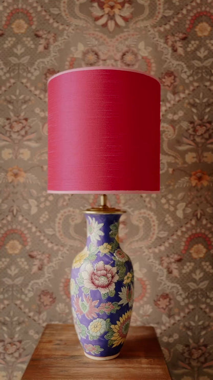 Blauwe lampenvoet met gekleurde bloemen