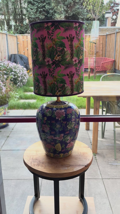 Blauw gebloemde dekselvaaslampenvoet