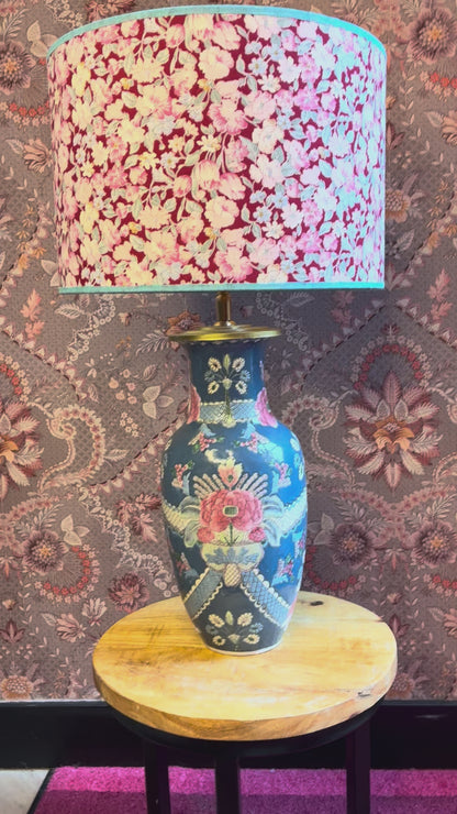 Blauwe lampenvoet met roze bloemen