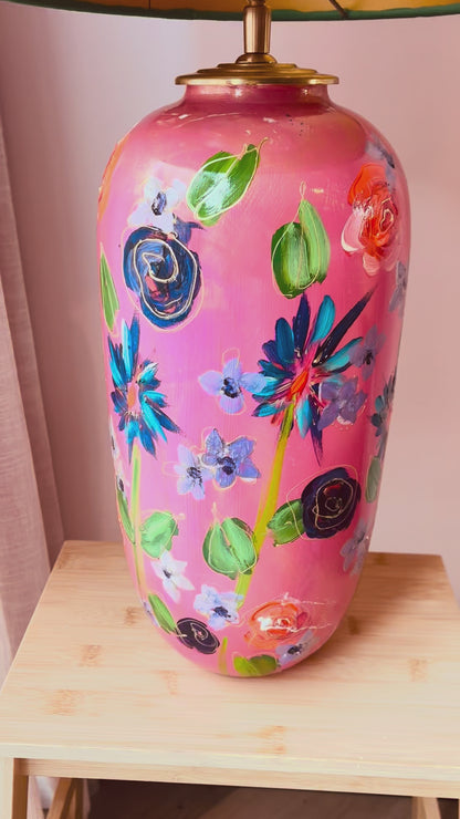 Roze lampenvoet met bloemen