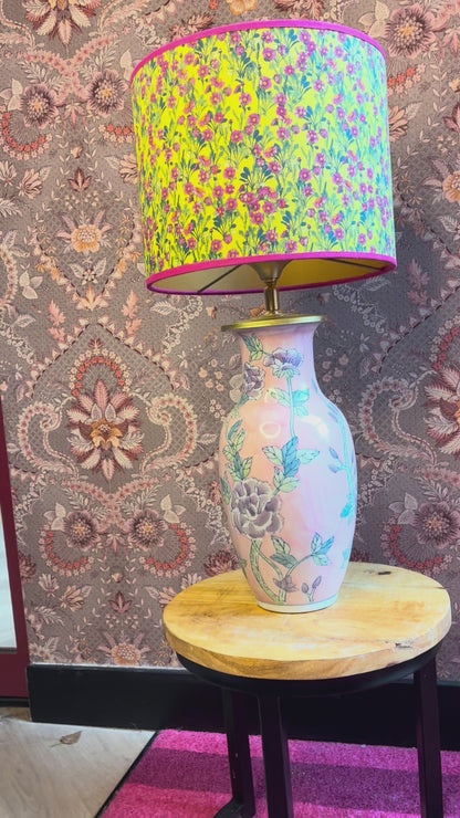 Lichtroze lampenvoet met bloemen