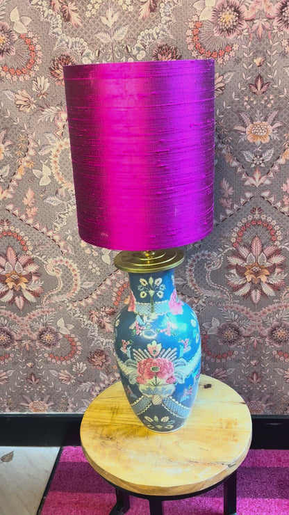 Blauwe lampenvoet met roze bloemen