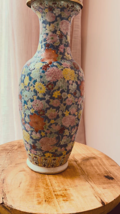 Blauwe lampenvoet met gekleurde bloemen