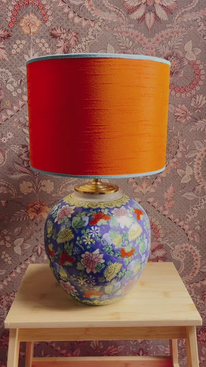 Blauw gebloemde bolvaaslampenvoet